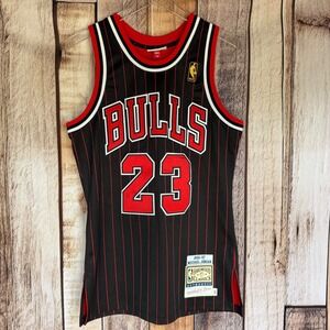 Mitchell & Ness Jersey Bulls Michael Jordan 23 1996-97 Style Black Modern Small